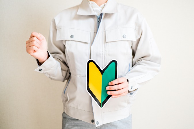 初心者マーク持つ男性