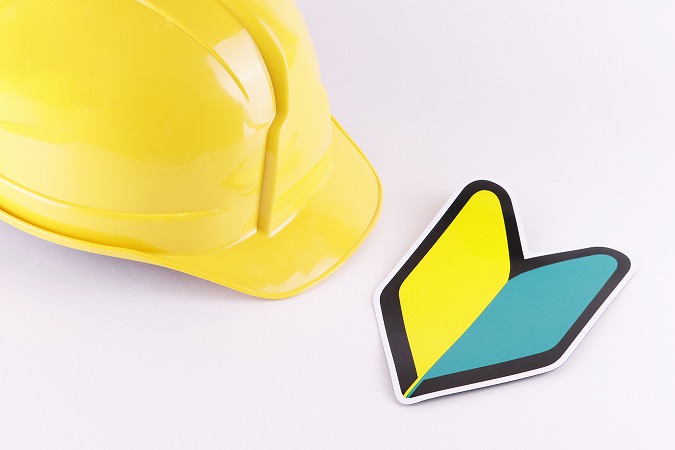 ヘルメットと初心者マーク