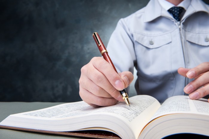 勉強している男性